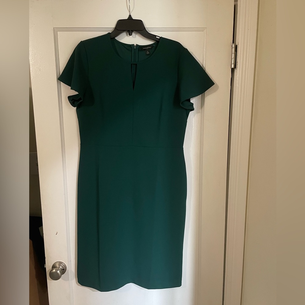 Banana Republic knee length size 14 dress with a vneck keyhole cutout